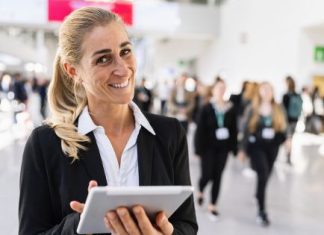 5 ways to attract people to your booth at business conventions